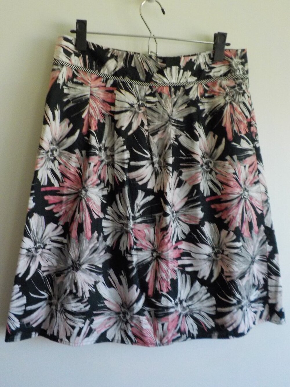 Liz Claiborne Skirt - Size 6 - COTTON Black/Pink/White Flower Vintage (2322)